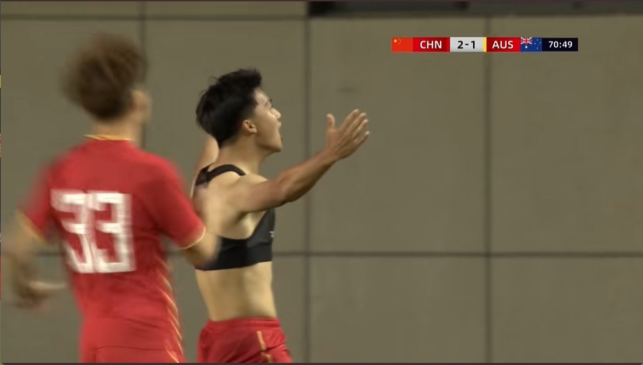 脫衣慶祝！梁仕宇頭球接力破門，國少3-1領(lǐng)先澳大利亞U16