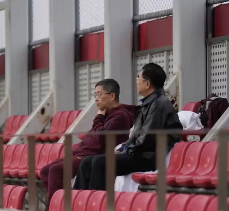 國足出征在即！足協(xié)主席宋凱和副主席許基仁雨中觀摩訓練