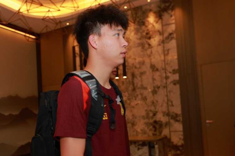 和剛才我直播時(shí)候分析的一樣印尼主攻右路，王鈺棟狀態(tài)不錯(cuò)有機(jī)會