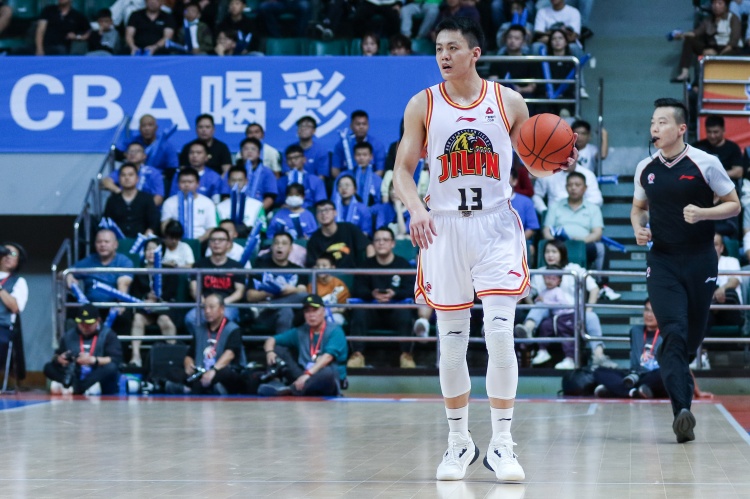 媒體人：吉林男籃正在和幾支球隊商討交易姜宇星的頂薪獨家簽約權(quán)