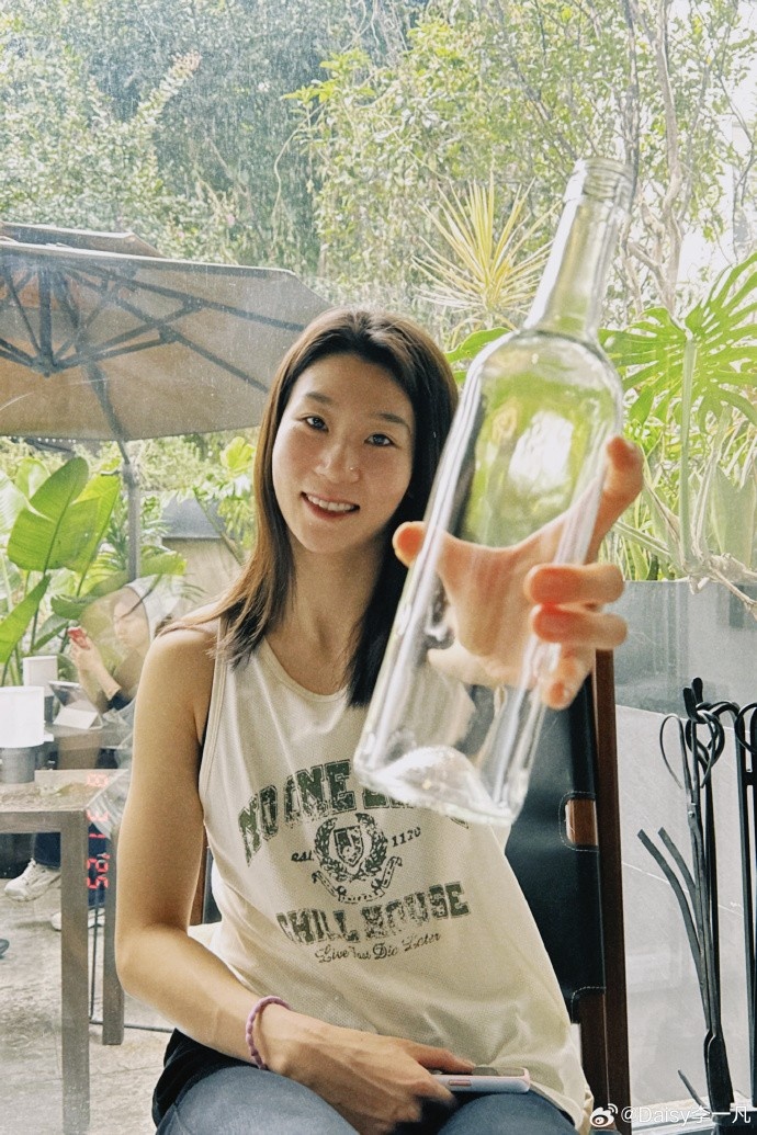 有點(diǎn)甜！李一凡曬個(gè)人美照：人嘛 開開心心就好??