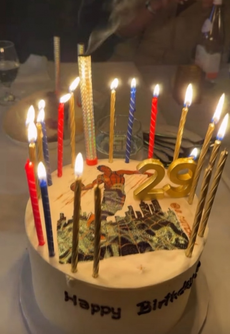 祝我生日快樂！米切爾曬自己蜘蛛俠造型的生日蛋糕