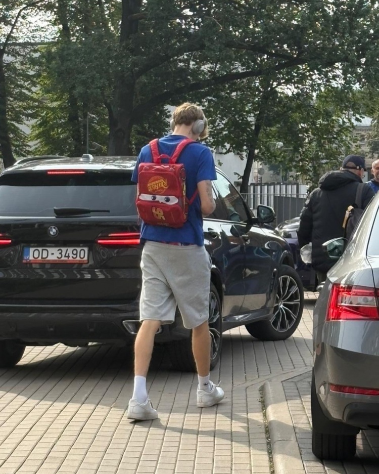 背上我心愛的小書包！賽前穆里寧背著一個卡通小書包前往球館
