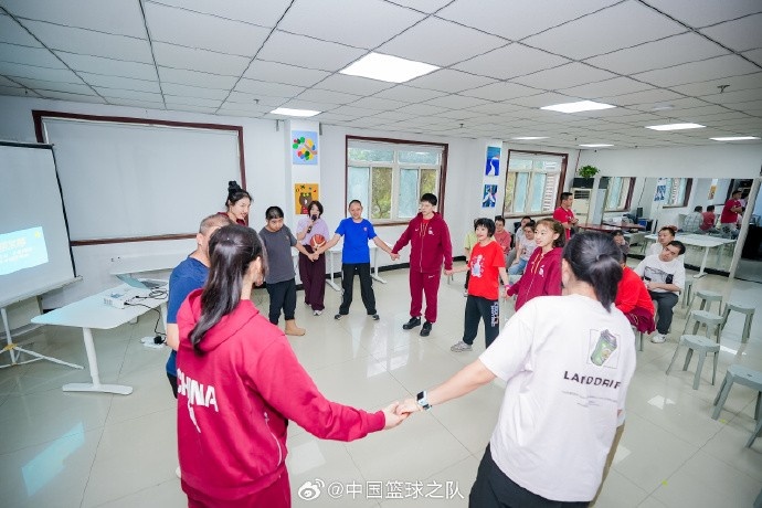 中國(guó)女籃專程前往智障人士服務(wù)工作站 以實(shí)際行動(dòng)支持公益事業(yè)