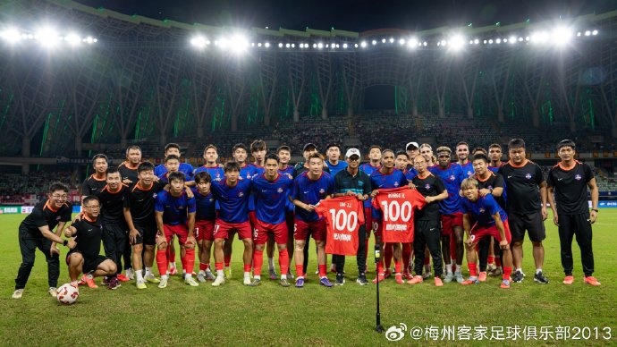 梅州客家球員廖均健、羅德里格 代表球隊出戰(zhàn)第100場正式比賽