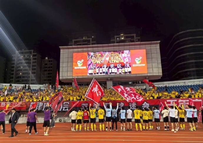 川超揭幕戰(zhàn)，成都隊6-0大勝遂寧隊，21000余名球迷現(xiàn)場觀戰(zhàn)