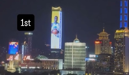 亮相中國上海外灘巨幕！追夢：媽媽我做到了 永懷感恩！