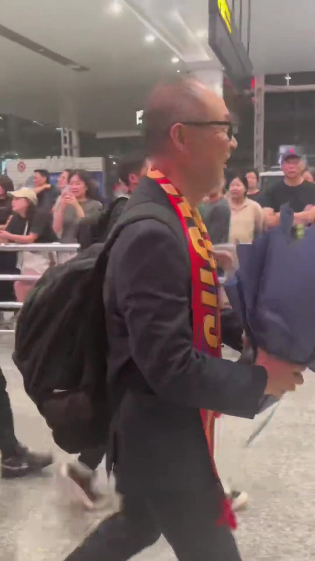 將接手重慶銅梁龍！重慶廣電曬視頻：張外龍已抵達江北國際機場