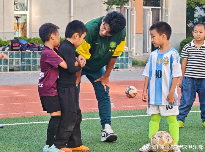 國安球員走進(jìn)北京小學(xué)翡翠城分校，開展足球公益課活動