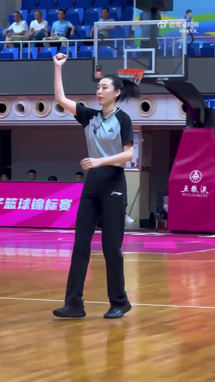又美又颯！全國女籃錦標(biāo)賽的女裁判王陽成賽場上另一道靚麗的風(fēng)景